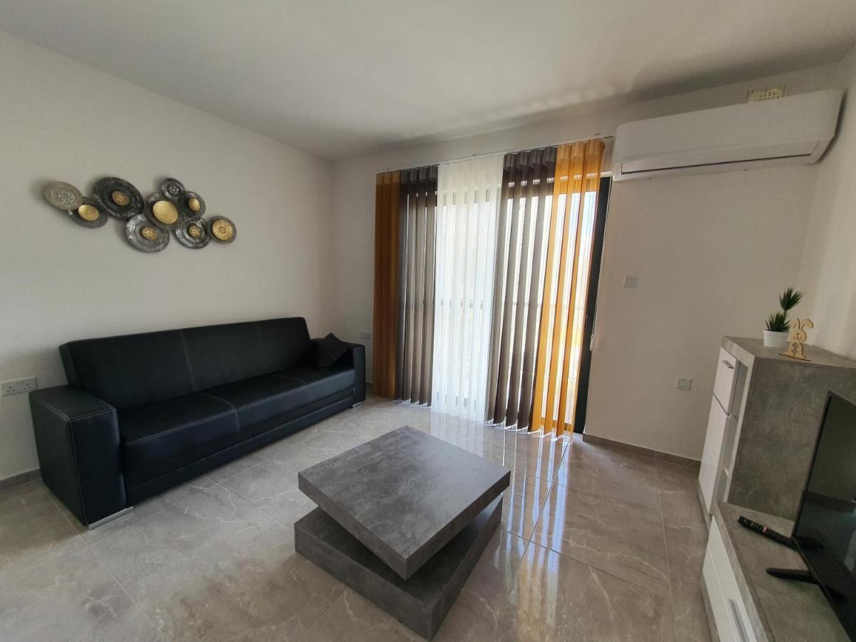 Pretty 2 Bedroom Apartment With Shared Pool 세인트폴스베이 외부 사진
