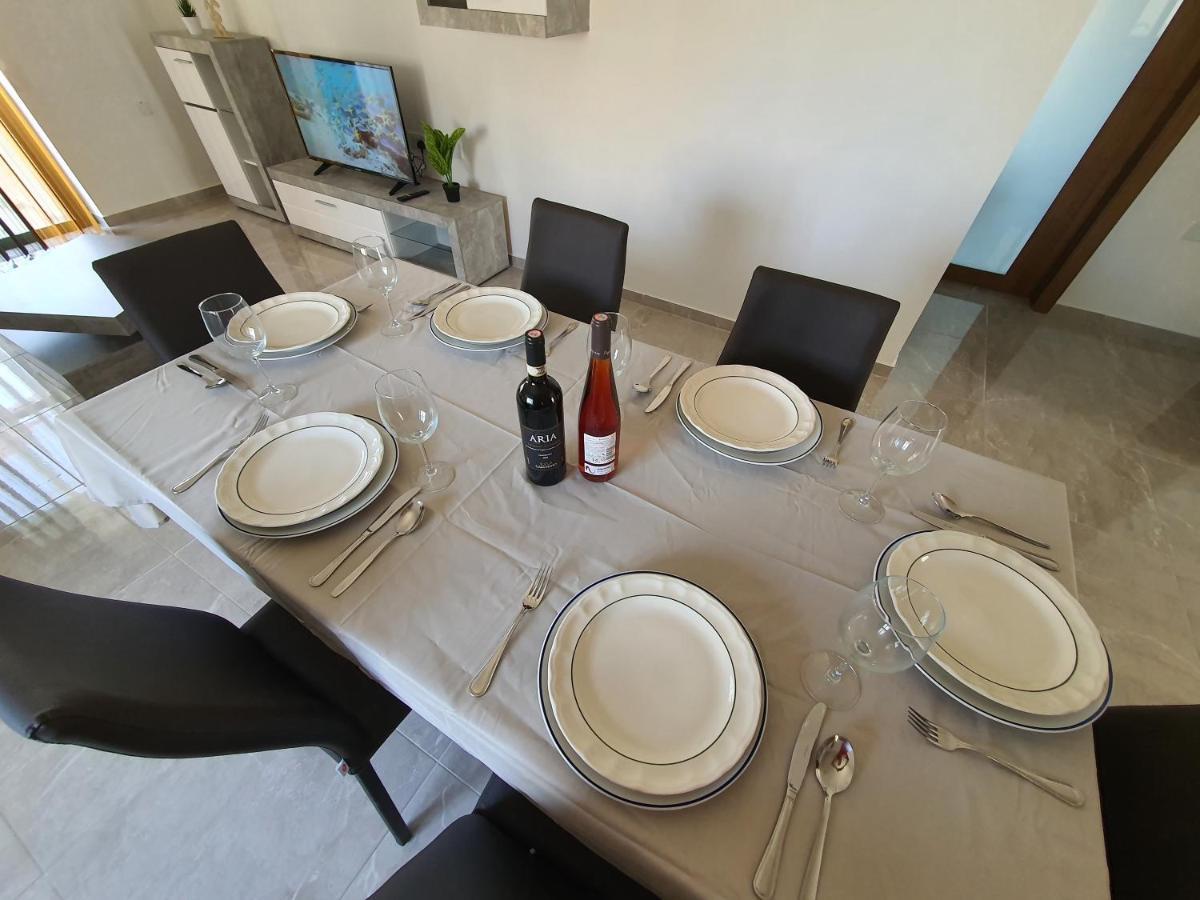 Pretty 2 Bedroom Apartment With Shared Pool 세인트폴스베이 외부 사진